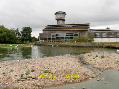 Foto 6x4 WWT Slimbridge Wetland Centre - Lake and Visitor Centre Shepher c2019