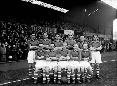 Nottingham Forest team group: Bill Morley Jack Hutchinson Geoff Th- Old Photo
