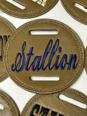1 x feiner KHAKI Leder HENGST 8cm Trense Scheibe Abzeichen Kursive Schrift