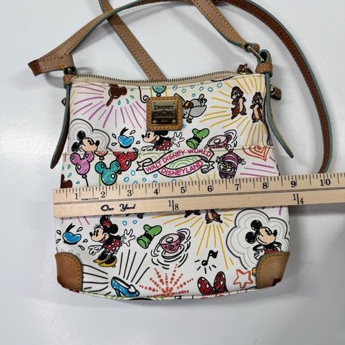 Disney Dooney & Bourke White Sketch Icons Crossbody Letter Bag Disney Land - Picture 19 of 20