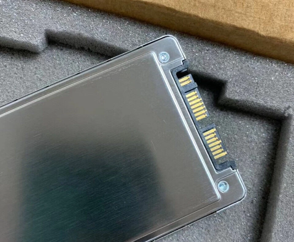 200GB Intel SSD 1.8" S3700 Solid State Drive SSDSC1NA 200G3 USATA 5DV10270 - Image 2 of 4