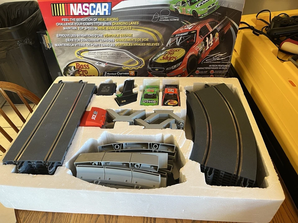 SCX Nascar Super Speedway 1:32 轨道赛车套装 Danica Patrick Tony Stewart Bass Pro — 第 2/4 张图片