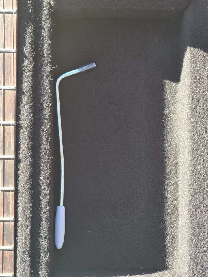 Electric Guitar Teal & White Never Used In Perfect Shape Including Case & Strap - Image 4 of 4