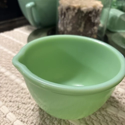Vintage Mixing Bowl 6 1/2” x 4 1/4 H Jadeite Uranium Glass w/Spout