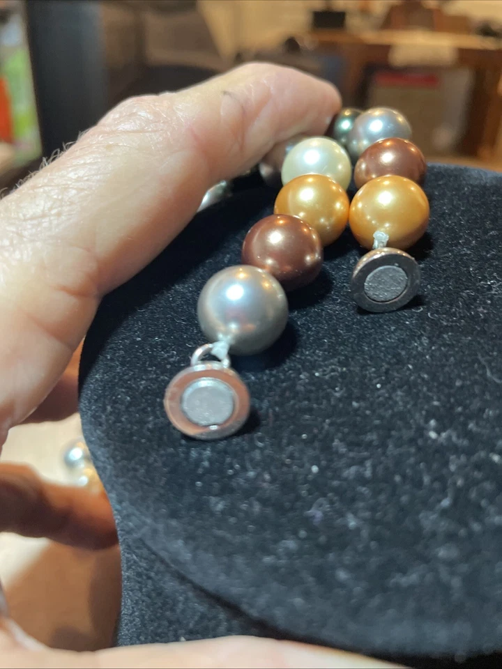 Colar de pérolas com tons de branco, cinza, preto, bronze e pêssego - Imagem 4 de 4