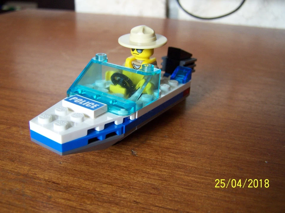 LEGO City 30017 Police Boat, photo 1 sur 3