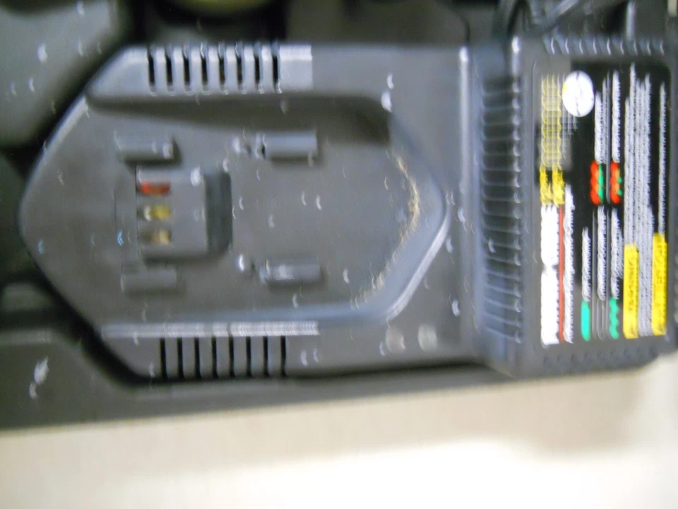 Porter Cable 无绳 Brad Nailer 套装 12V 充电器及电池 气动 BN200V12 — 第 2/4 张图片