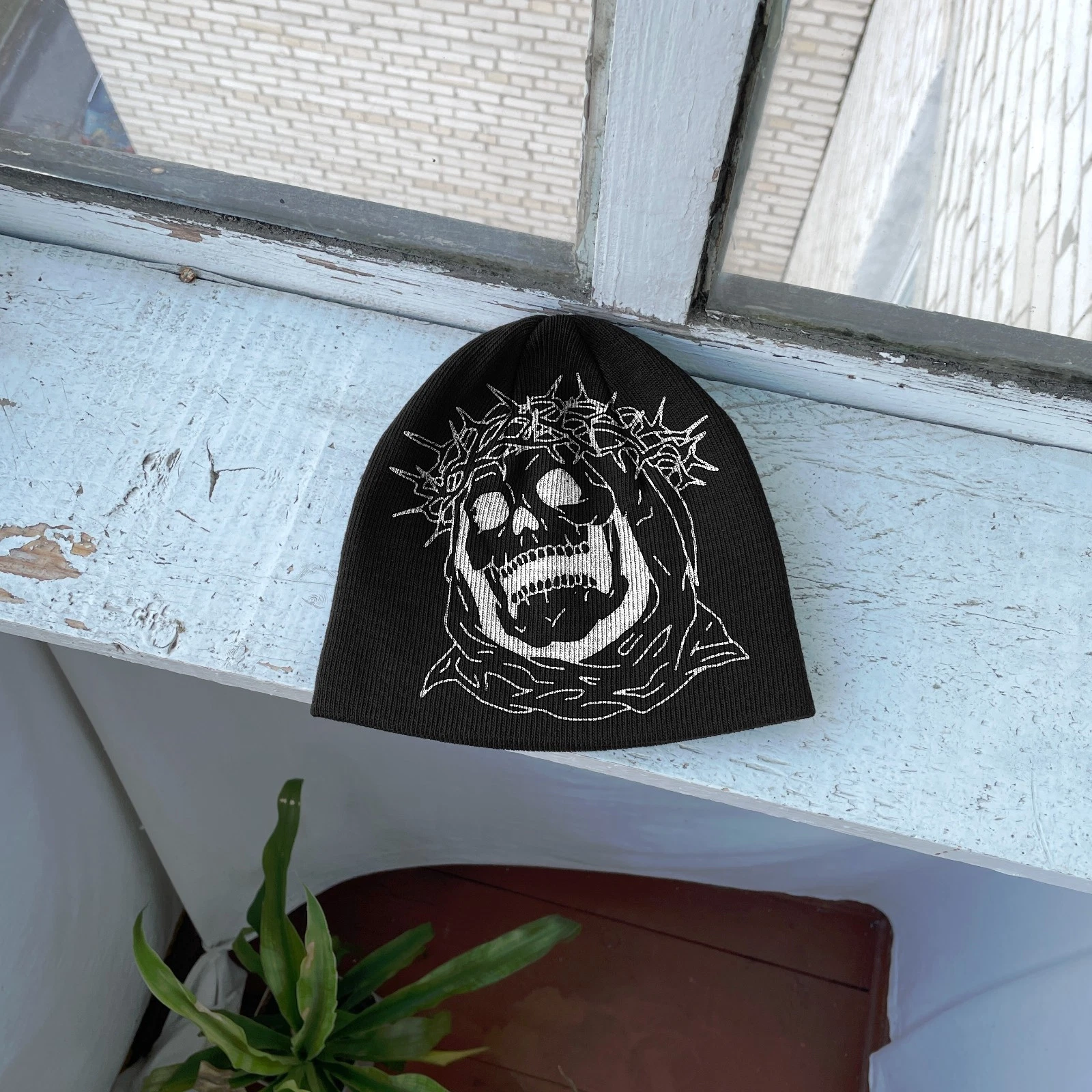 Crown of Thorns Skull Beanie – Dark Gothic Streetwear Beanie