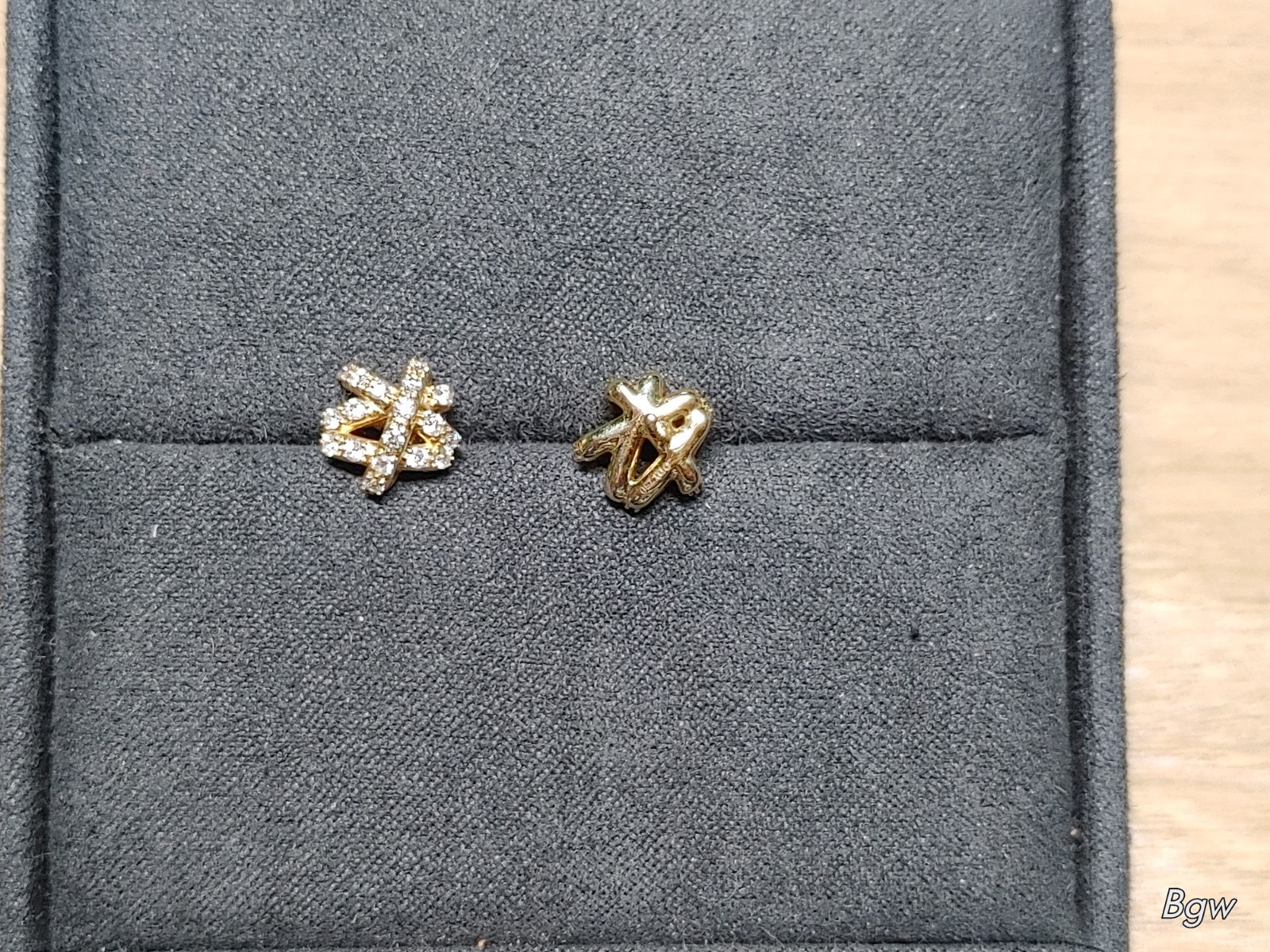 David Yurman Yellow Gold 18K Crossover Stud Earrings with Diamonds.