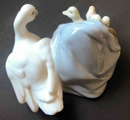 Lladro - 1974 - Ducklings in Basket - #4895 - Imagen 2 de 4