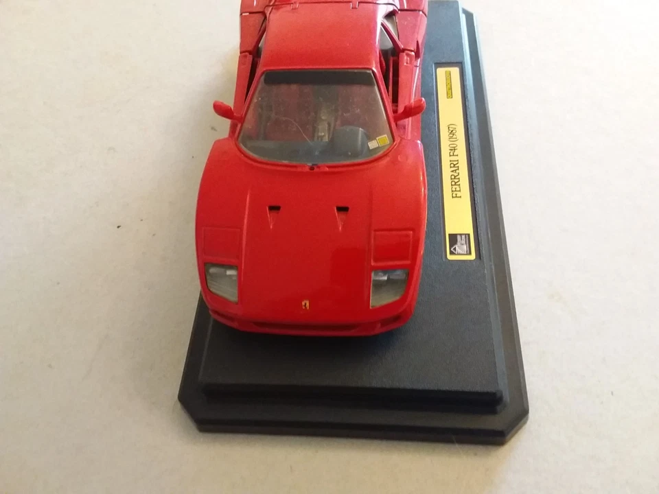 Ferrari F40 Hobby & Work Quattroruote Burago 1/24 manca tergicristallo - Immagine 2 di 4