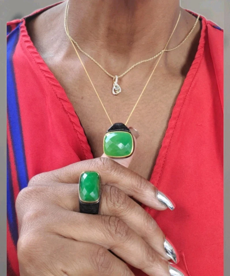 Juego de anillo y collar de jadeíta jade negro y verde enchapado en oro amarillo, 147 ctw Foto 3 de 4