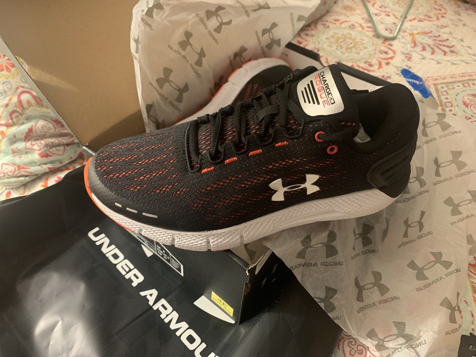 men's ua charged rogue wide 4e running shoes