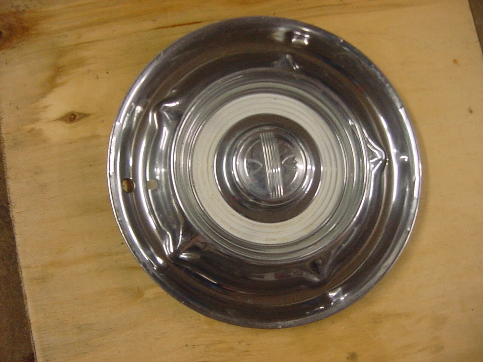 1958 Oldsmobile 14" hubcap Jetstar 88 98 Dynamic White paint - Image 4 of 4