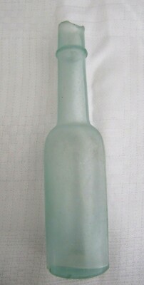 Antike kleine hellgrüne schmale Glasflasche