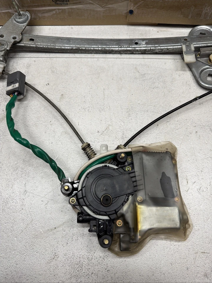 1999-2001 LEXUS ES300 GENUINE FRONT LEFT DRIVER DOOR WINDOW REGULATOR MOTOR OEM - Image 2 of 4