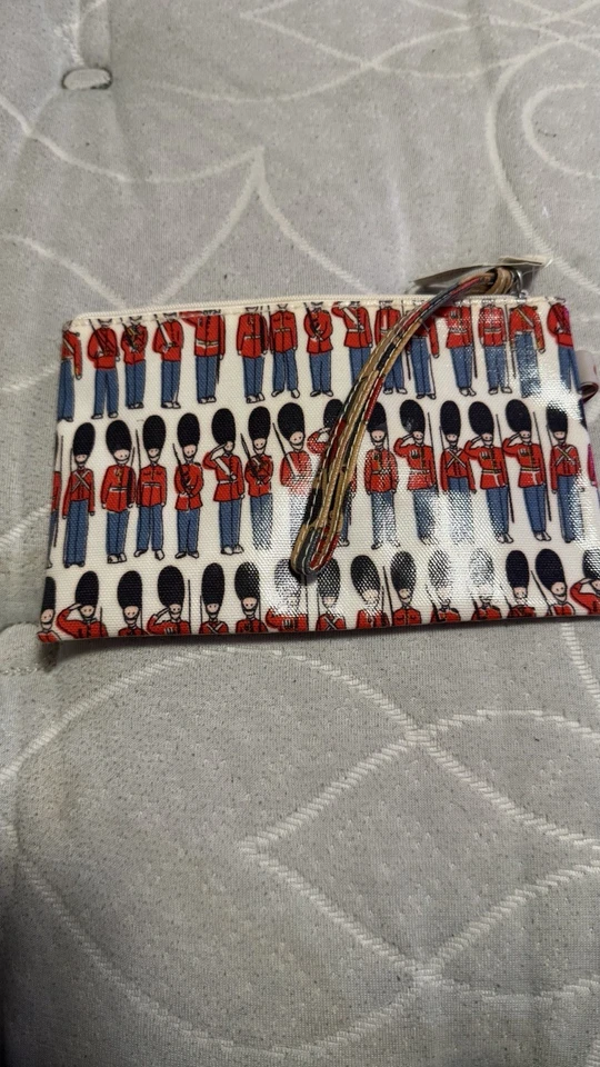 Bolso clutch de muñeca con estampado de guardias Cath Kidston Foto 3 de 4