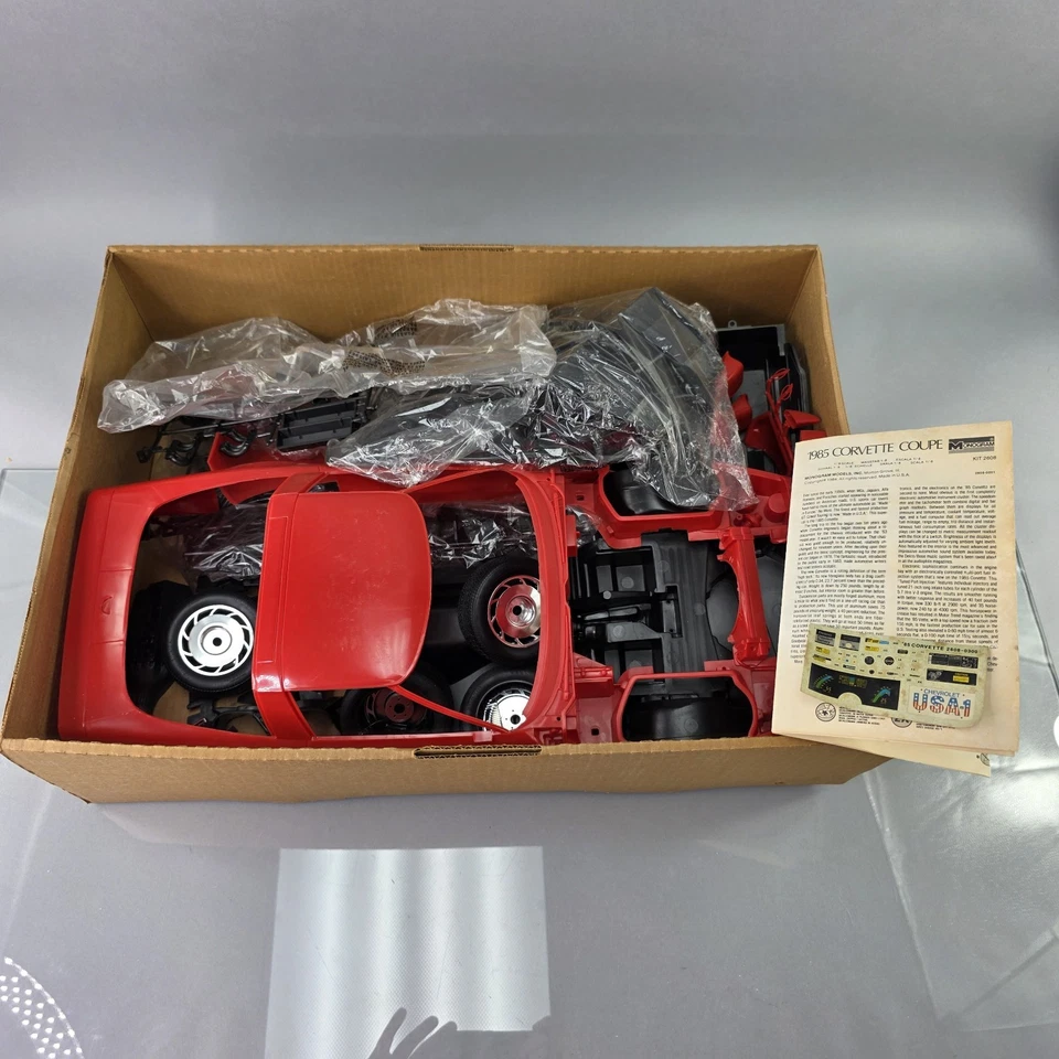 Monogram 1985 Corvette Coupe 1:8 Scale Model Kit 2608 GIANT Sport Car Vintage - Image 2 of 4