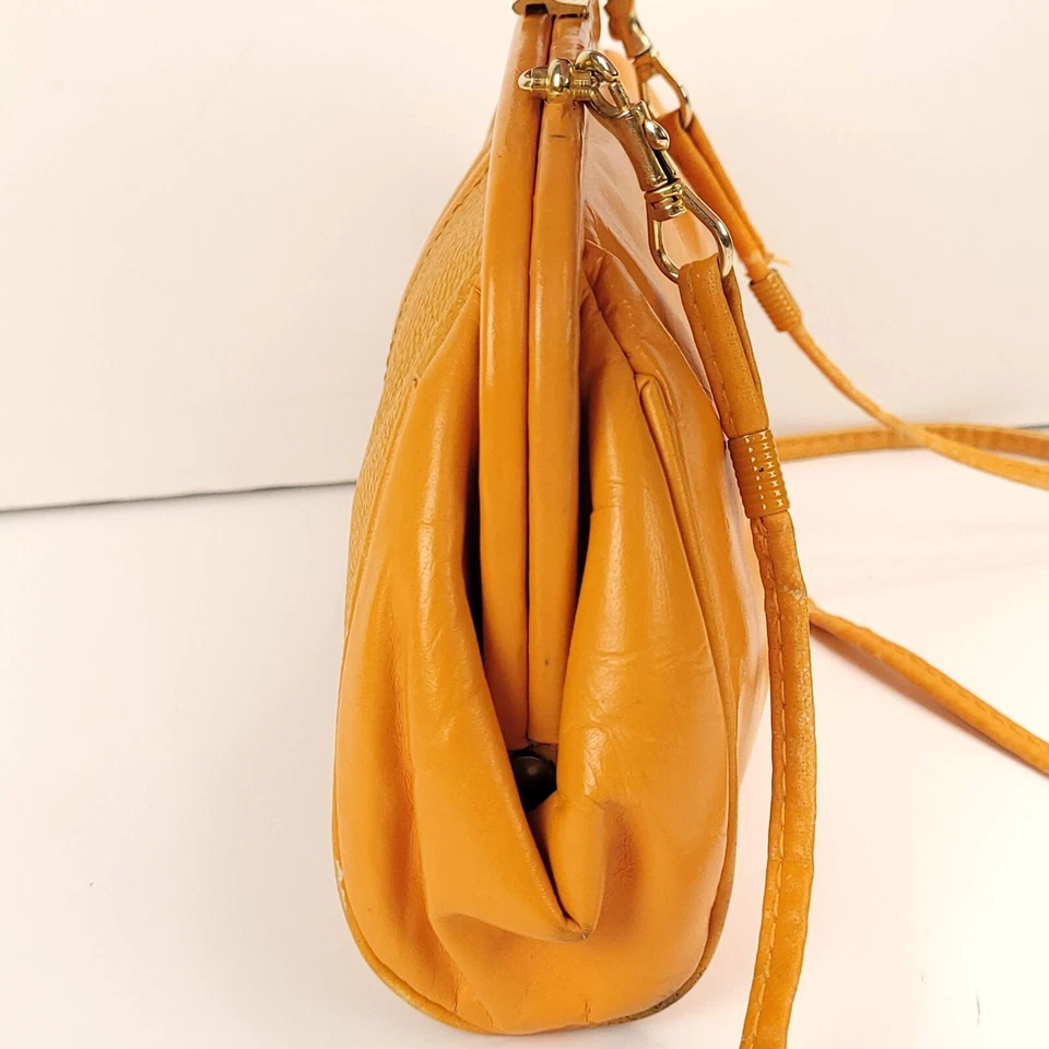 Bolso de Hombro Vintage Cuero Express Amarillo - Herrajes Dorados Estilo Retro Y2K Foto 3 de 4