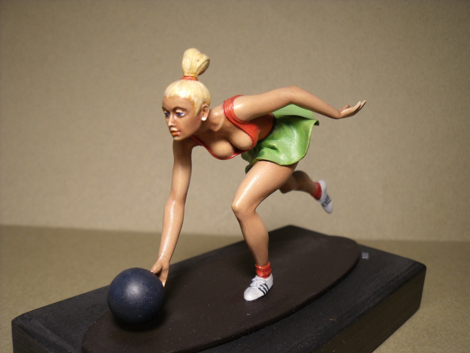 Figurine 1/18 Sylvia Vroom à peindre pour décorer un diorama de garage miniature