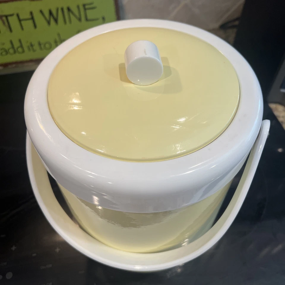 Cubo de hielo amarillo vintage Georges Briard con tapa. 7" T, 6.5" D Foto 2 de 4