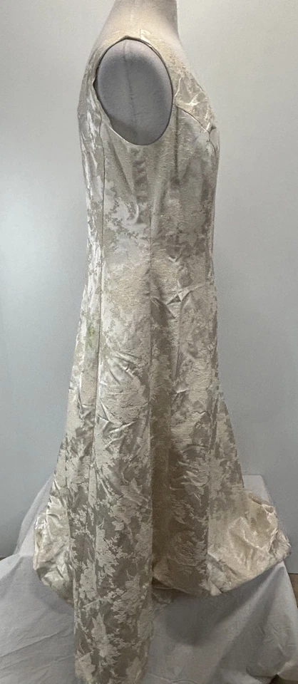 Vestido de Noiva Vintage Anos 90 Scott McClintock Marfim e Ouro Brocado Princesa - Tamanho 14W - Imagem 4 de 4