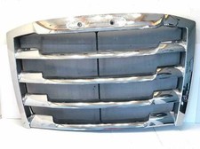 Parrilla Freightliner Cascadia cromada con pantalla de insectos P/N 17-20801-006
