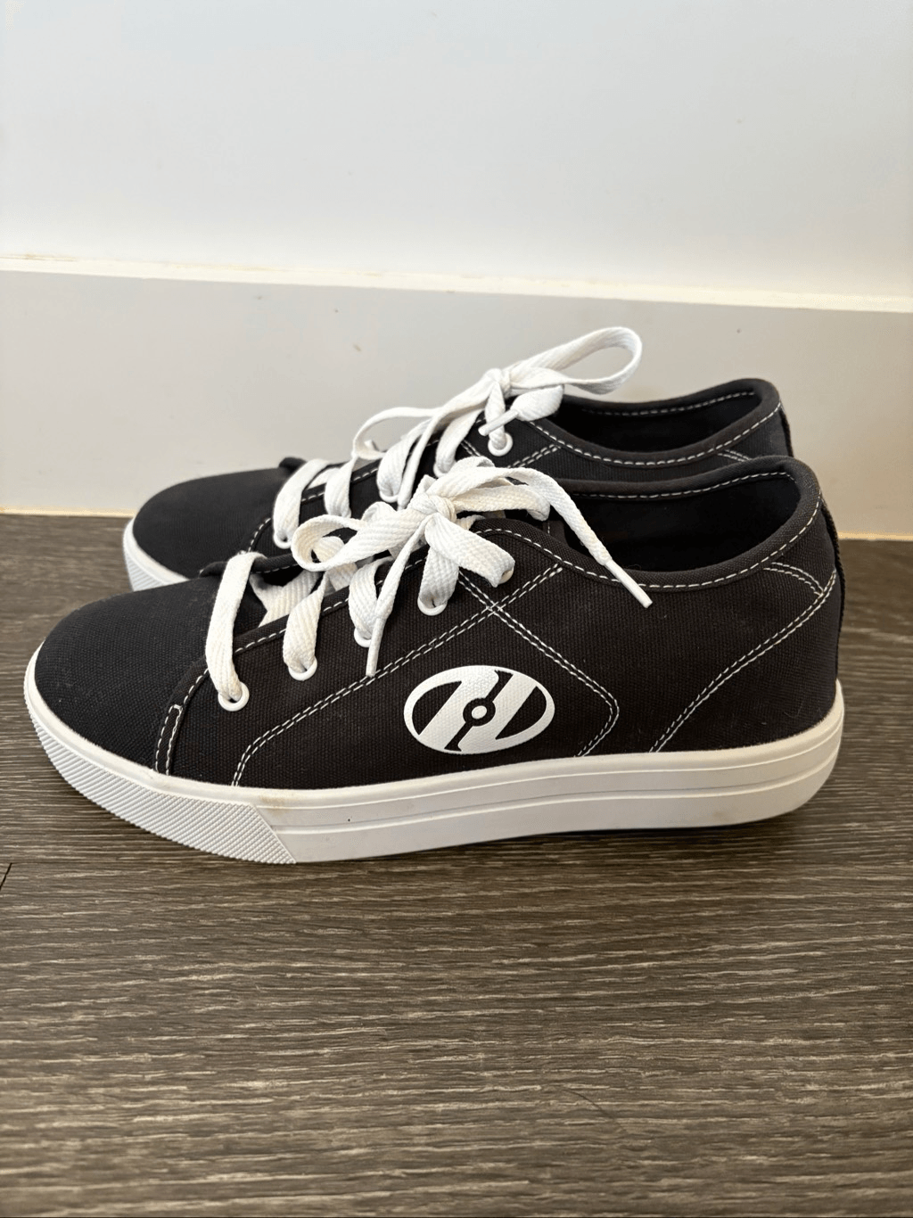 NWOB Heelys Canvas Pro Black & White Skate Sneaker Shoes Size 7