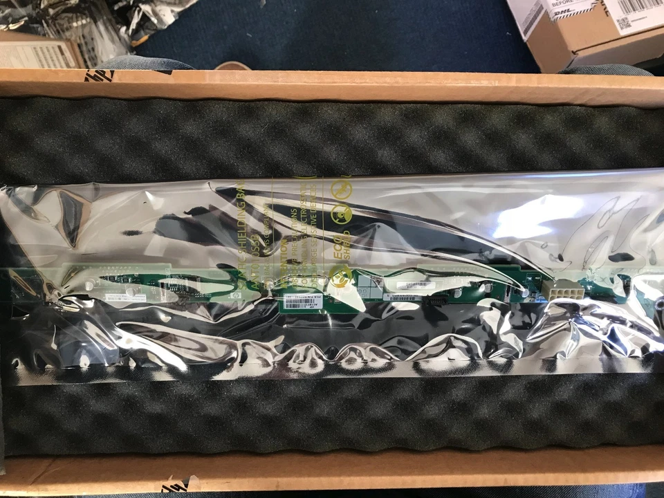 HP 570079-001 DL120 DL160 DL165 G6 SAS SATA Backplane BRAND NEW (INC VAT) - Image 2 of 3