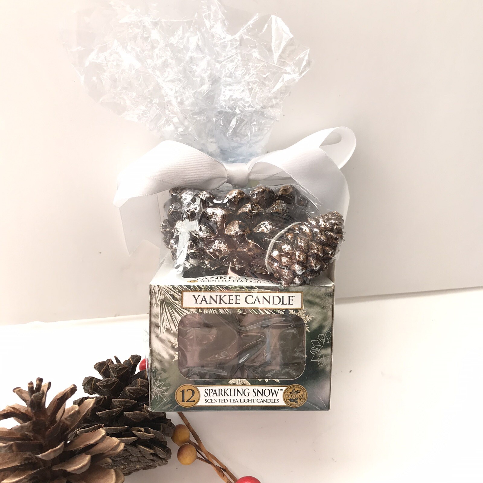 YANKEE CANDLE Gift Set 12 SPARKLING SNOW Votives with Pine Cone Holder