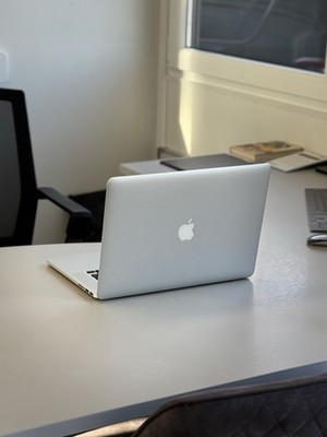 Apple MacBook Pro Retina i7 15 Zoll Display Defekt