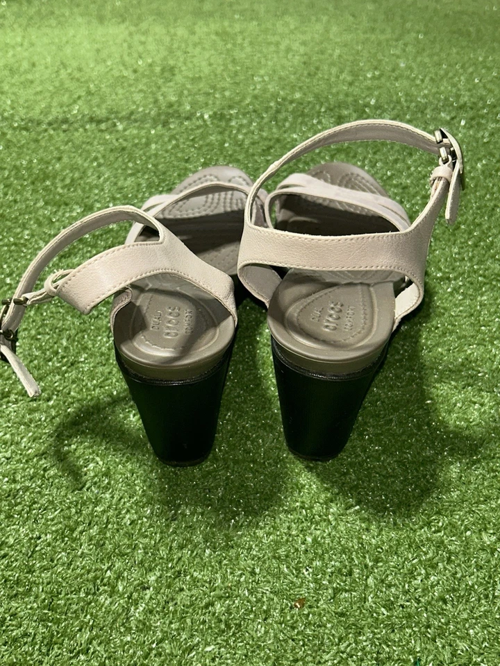 Sandalia Crocs Leigh II para mujer talla 9 beige correa al tobillo tacón de cuña plataforma zapatos Foto 4 de 4