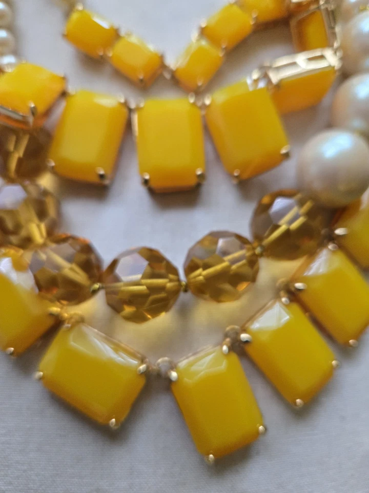 Collar Kate Spade New York Treasure Chest llamativo amarillo perla Foto 3 de 4