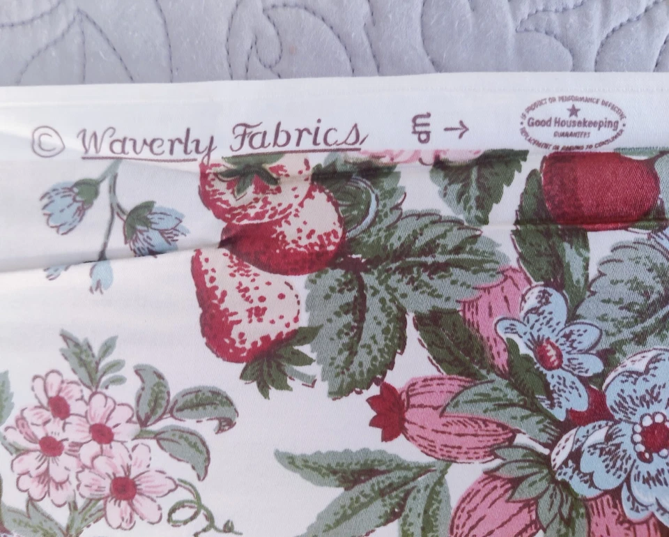 Vtg WAVERLY Glosheen Bonded Fabric Floral Chintz USA Flowers & Berries Fruit - Image 4 of 4
