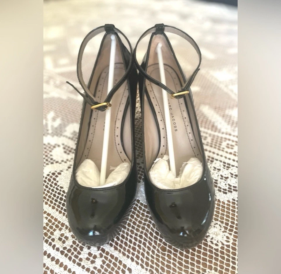 Marc By Marc Jacobs Black Patent Leather Wedge Heels. Size 37. - Image 2 of 4