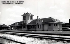 POSTCARD RPPC SANTA FE & MK & T DEPOT BARTLESVILLE OKLAHOMA - OLD IMAGE NEW CARD