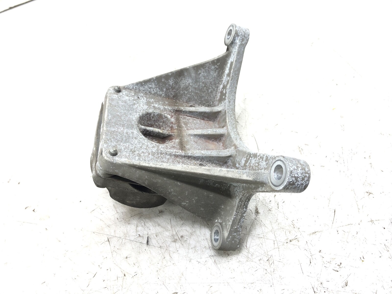 2014-2019 MASERATI GHIBLI RWD AUTO TRANSMISSION BRACKET SUPPORT OEM.