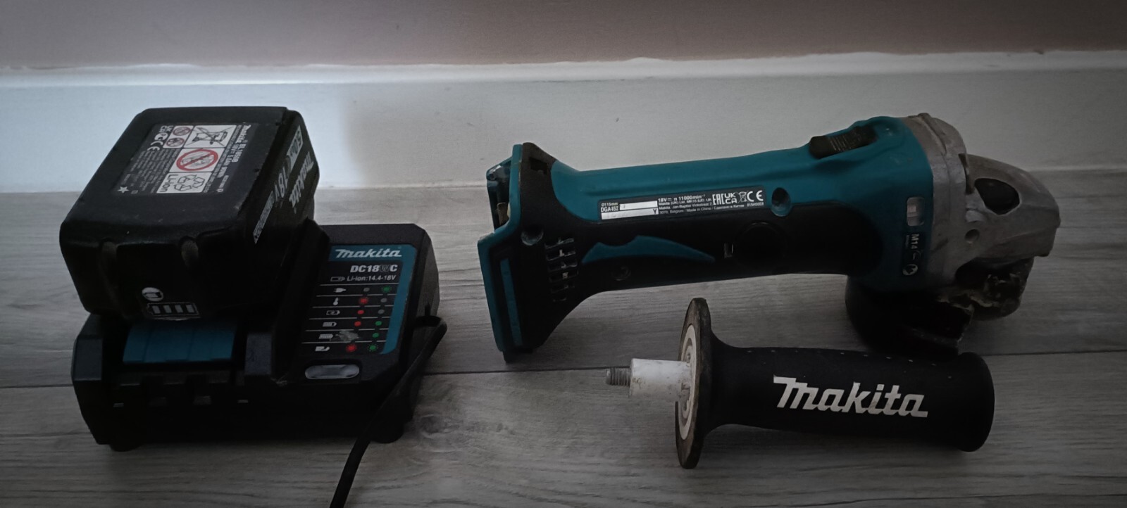 Makita DGA452Z 18V LiIon 115mm Angle Grinder with 5.0Ah Battery & Charger eBay