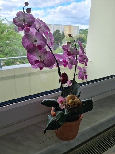 Kunstblumen im Topf sehr dekorativ
