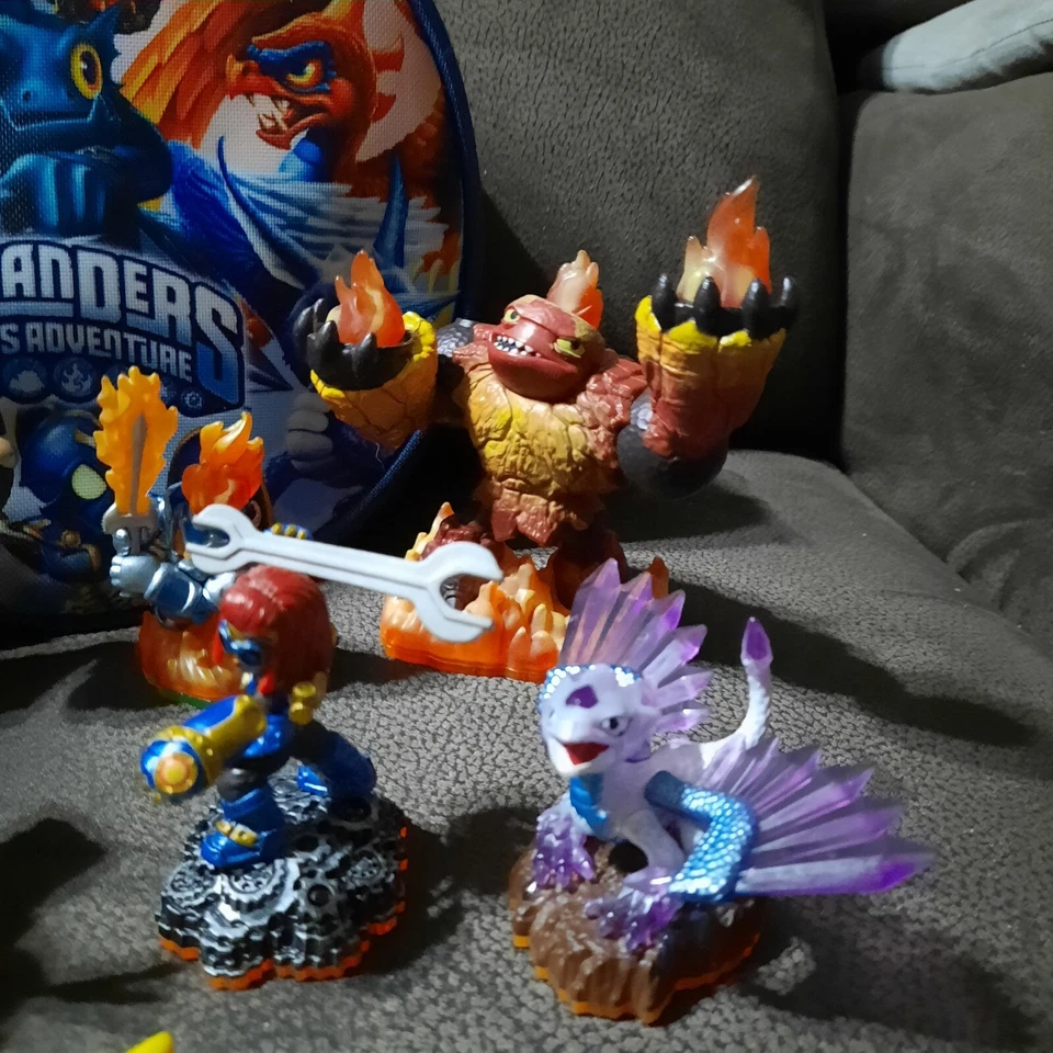 10 pcs Skylanders Spyro's Adventure Zip Case  with 9 Figures Excellent Condition Foto 4 de 4