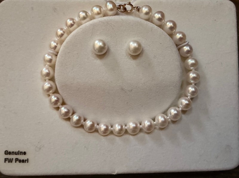 Genuine FW Pearl Bracelet Earrings Set ￼