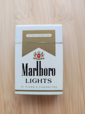 MARLBORO Lights GasFeuerzeug, alt, werbung