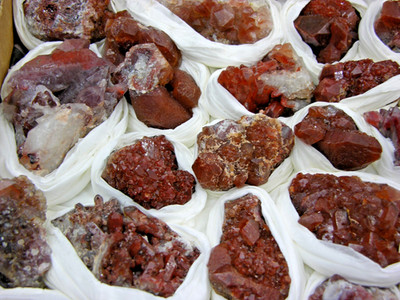 Red quartz plus bulk specimens 25 plus pieces 1-3'' in 5.75# flat b7