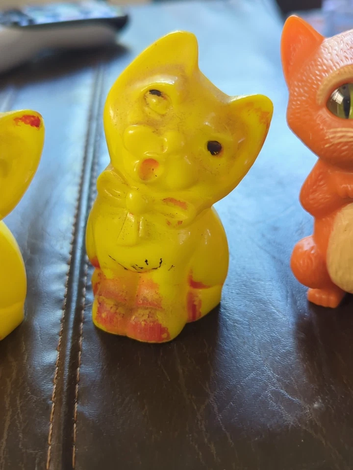 Figura de acción de la película McDonald's 2011 Puss In Boots de 3,25" y 2 saleros amarillos Foto 4 de 4