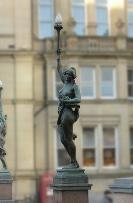 Foto 6x4 MORN, City Square Leeds\/SE3034 weibliche Figur hält eine Lampe, d c2017