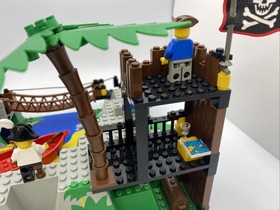 Lego Pirates 6281 Pirates Perilous Pitfall - w/ Minifigs & Manual! 99% Complete