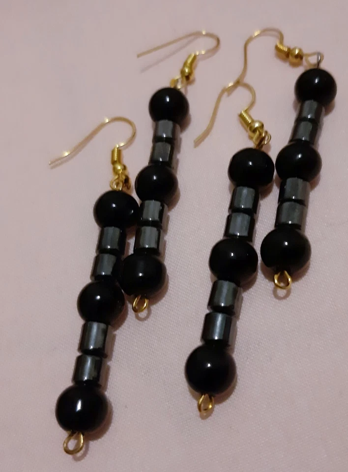 Par de pendientes colgantes con cuentas de vidrio negro delicado regalo para niña Foto 3 de 4