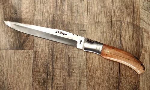 Coltello a serramanico in acciaio Damasco e fodero in pelle, 22 cm – Larp e Rievocazione Coltello a serramanico in acciaio Damasco e fodero in pelle, 22 cm – Larp e Rievocazione