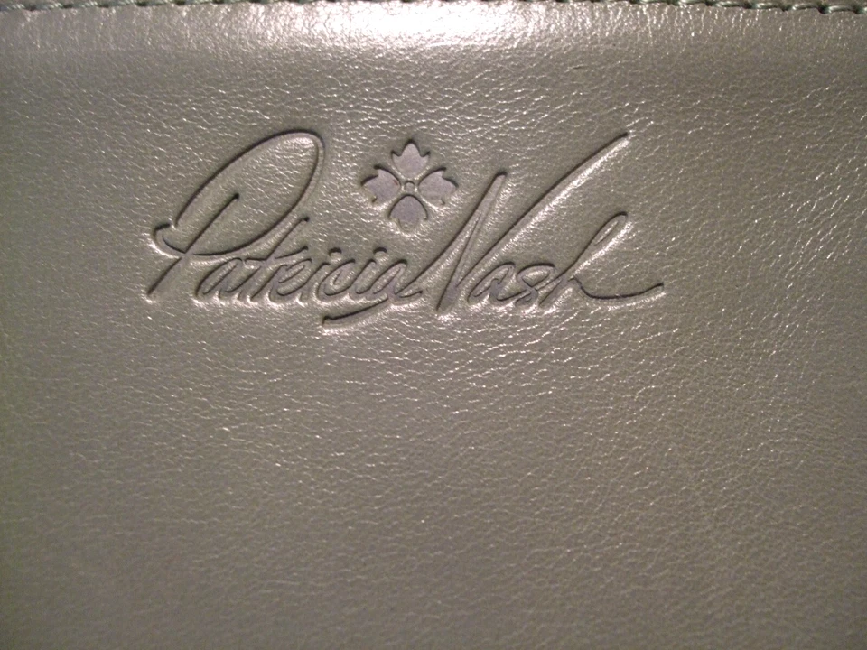 Cartera de cuero PATRICIA NASH Nazari Tooled, VERDE SALVIA, QVC, DOBLE PLIEGUE, NUEVA CON ETIQUETAS, RFID Foto 4 de 4