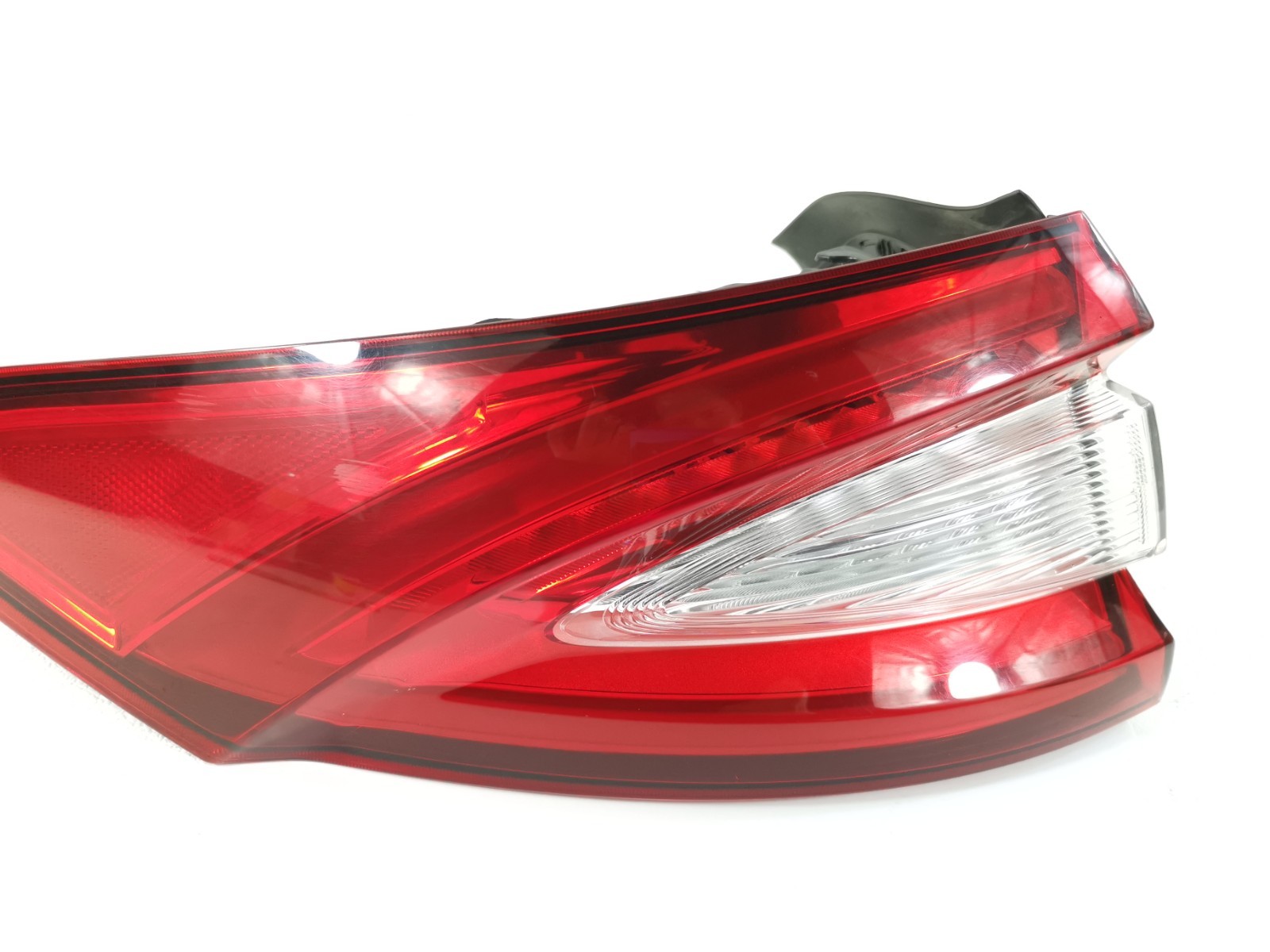 MASERATI LEVANTE S 3.0L 2017  Rear Left LH Outer Tail Light Lamp 670035797 OEM